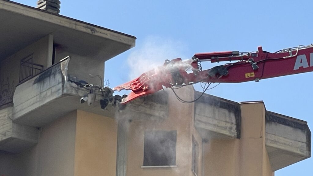 lavori di delolizione dei grattacieli di Aosta agosto 2025