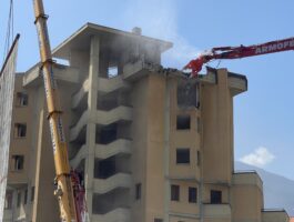 Iniziata la demolizione dei grattacieli del quartiere Cogne