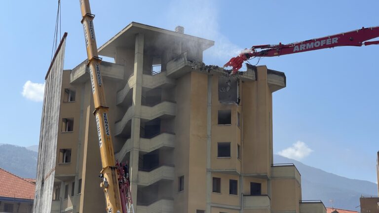 Iniziata la demolizione dei grattacieli del quartiere Cogne