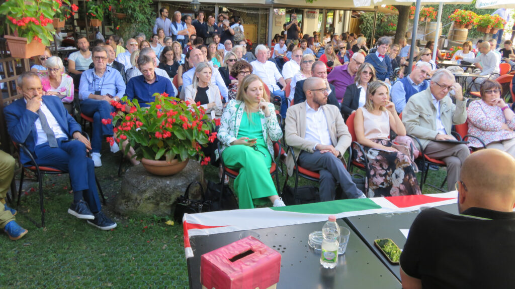 Il pubblico intervenuto alla presentazione dei candidati del PD valdostano