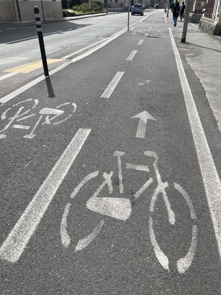 Aosta in bicicletta: l'installazione del contabiciclette