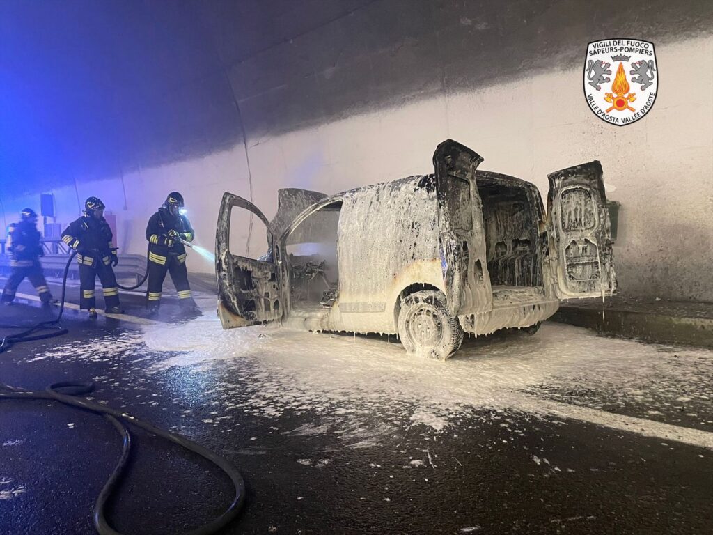 incendio furgone autostrada avise