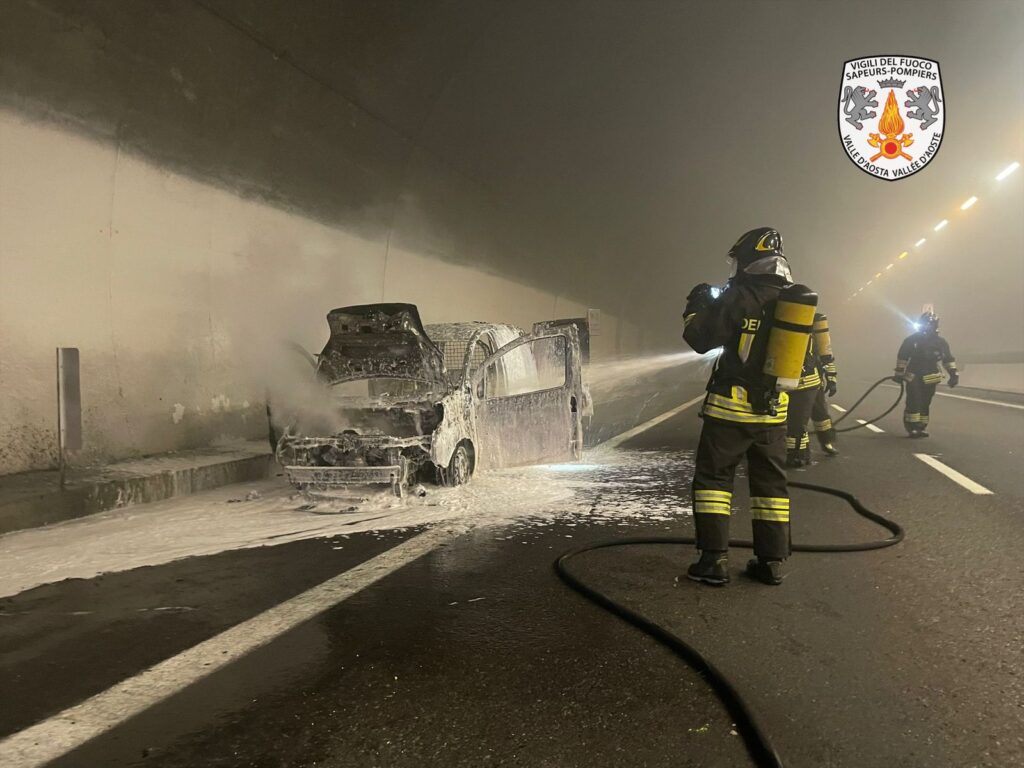 incendio furgone autostrada avise