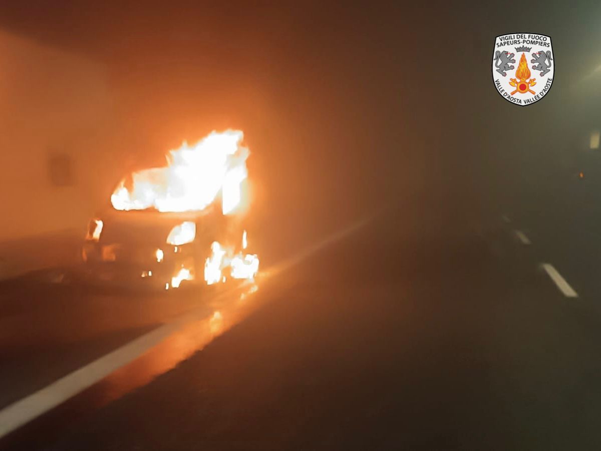 Furgone in fiamme in autostrada ad Avise