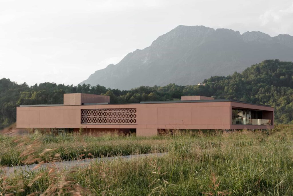 Cola: Belluno - Nuovo plesso scolastico di Puos d’Alpago (BL) – Architetti Gianluca Facchinetti, Celeste Da Boit.