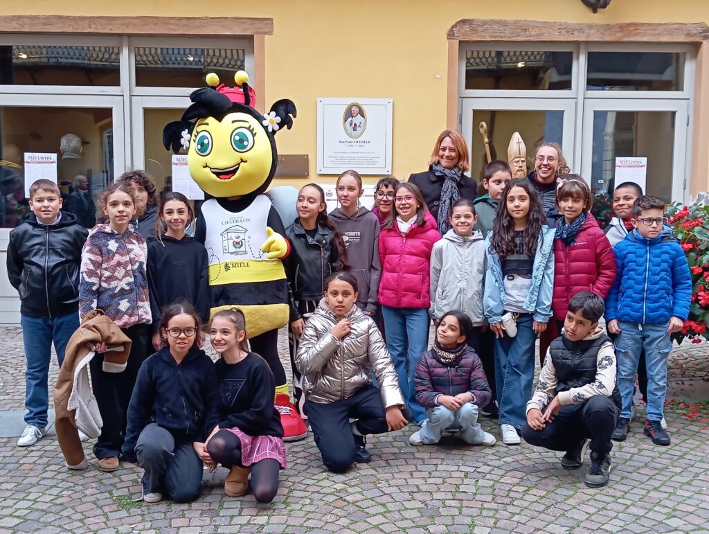 Studenti al Festival letterario MieLivres e la mascotte
