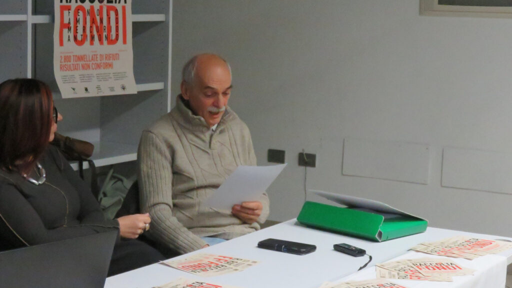 Ernesto Pison, presidente del Comitato discarica sicura Pompiod, legge i contenuti del ricorso al TAR