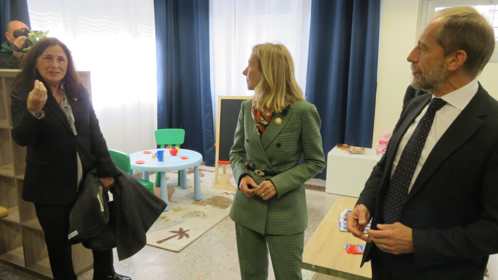 Margherita Garzino, Viviana Vallet e Gian Maria Sertorio nella nuova sala d'ascolto della Questura di Aosta