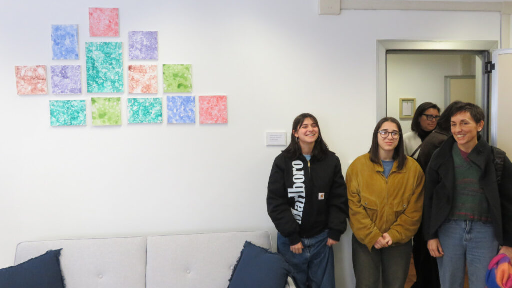 Le studentesse del Liceo artistico di Aosta Sylvie Turato e Sarah Curcio insieme alla professoressa Elisa Terrazzino con l'opera realizzata nella nuova sala d'ascolto della Questura di Aosta