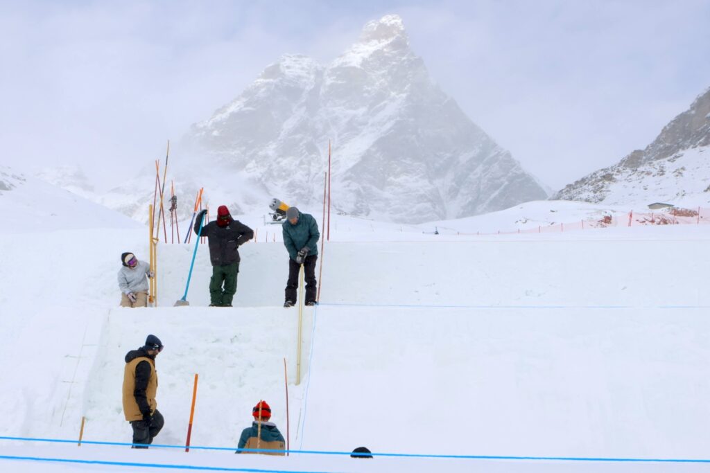 Gli shapers a preparazione della pista della Coppa del Mondo di snowboard cross a Breuil-cervinia