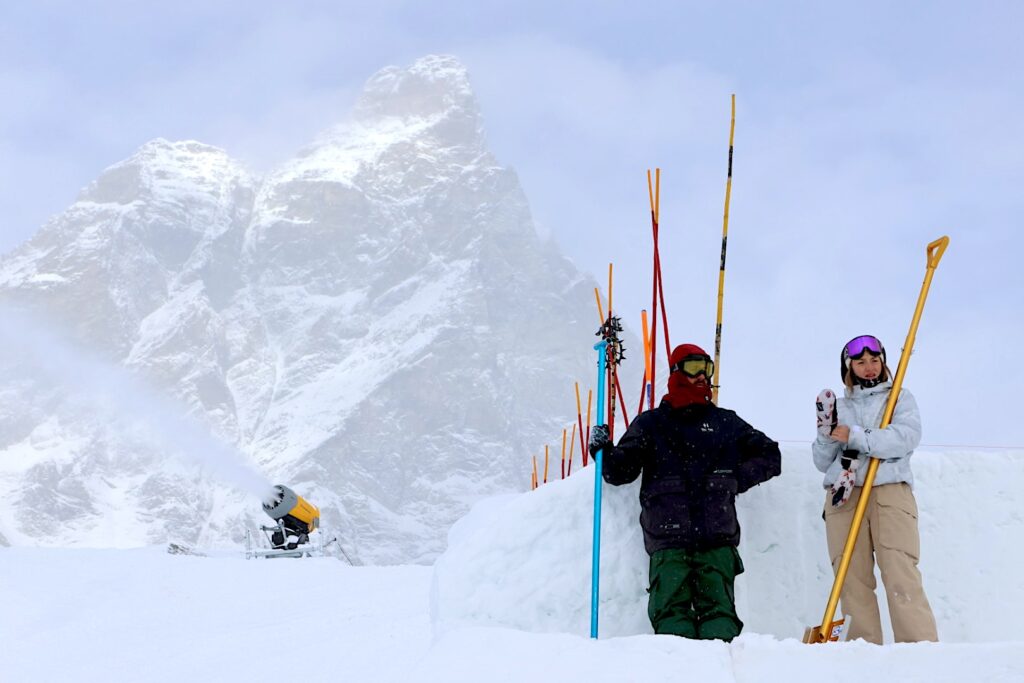 Gli shapers a preparazione della pista della Coppa del Mondo di snowboard cross a Breuil-cervinia