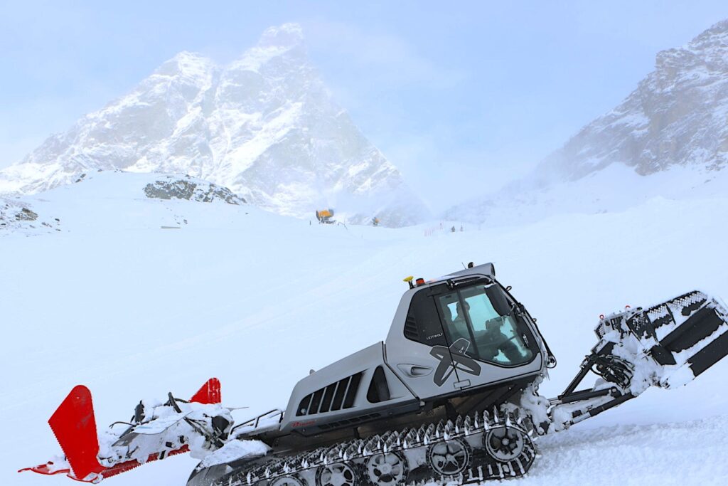 Gli shapers a preparazione della pista della Coppa del Mondo di snowboard cross a Breuil-cervinia