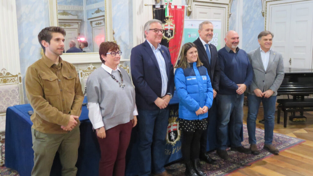Leonardo Imbimbo Roullet, Alina Sapinet, Giulio Grosjacques, Sofia Sergi del CONI VdA con la giacca ufficiale, Jean Dondeynaz, René Cottino e Roberto Rota