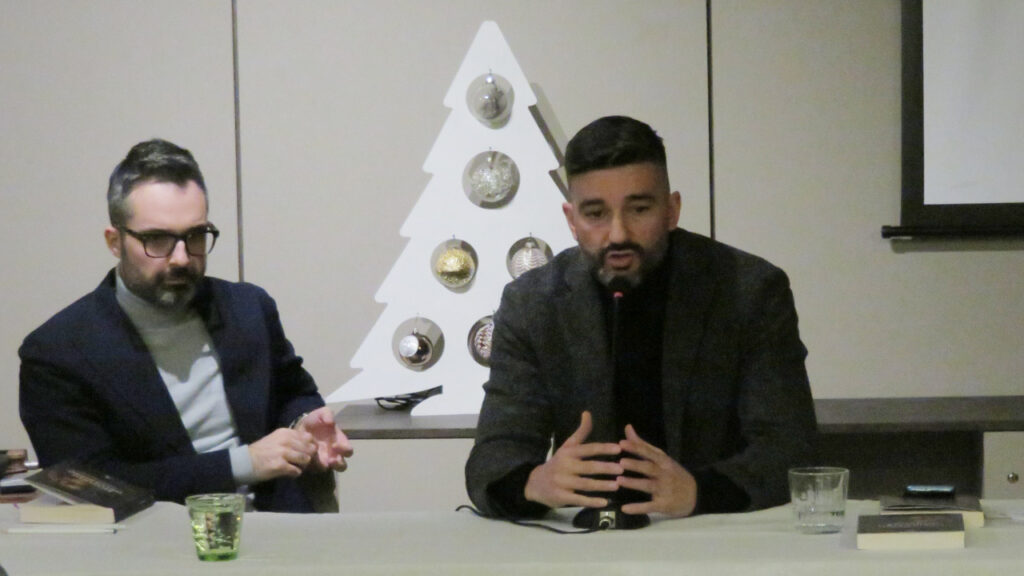 Simone Perron con lo psicologo Roberto Cecchetti, durante la presentazione del libro ad Aosta