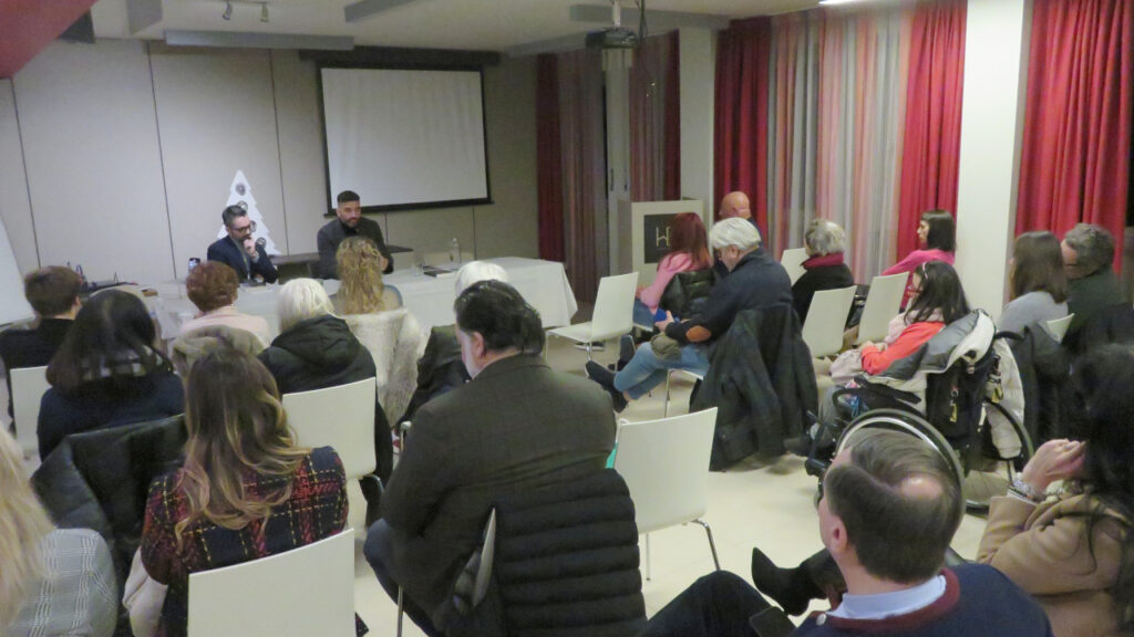 Il pubblico durante la presentazione del libro di Simone Perron