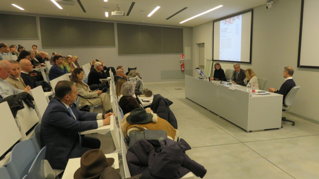 L'intervento del sindaco di Aosta, Raffaele Rocco, al tavolo con Françoise Rigat, Manuela Ceretta ed Alessandro Cavaliere
