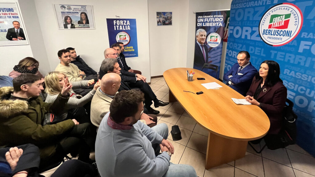 Il pubblico presente nella sede di Aosta di Forza Italia durante l'incontro con Alberto Cirio