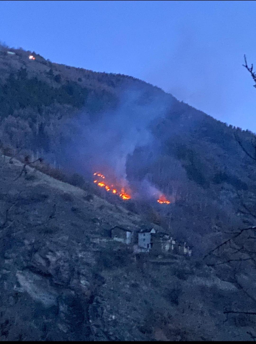 Incendio boschivo a Effraz di Quart