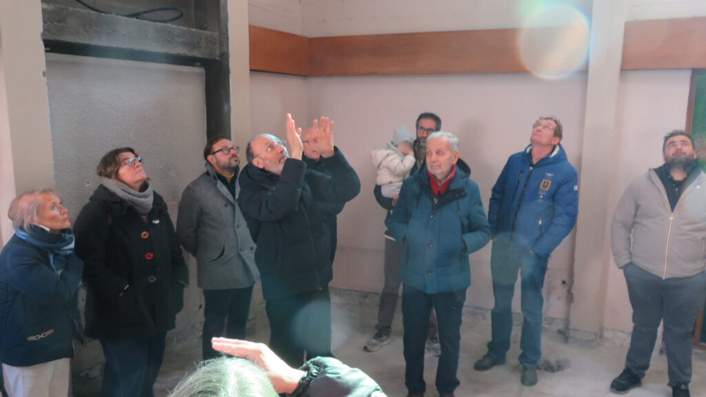 L'architetto Roberto Rosset spiega ai visitatori i lavori nella zona della cappella