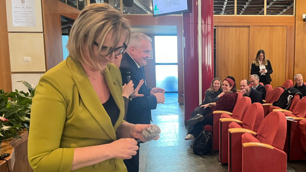 Speranza Girod con la matassa di lana creata dai partecipanti al convegno AGRI28
