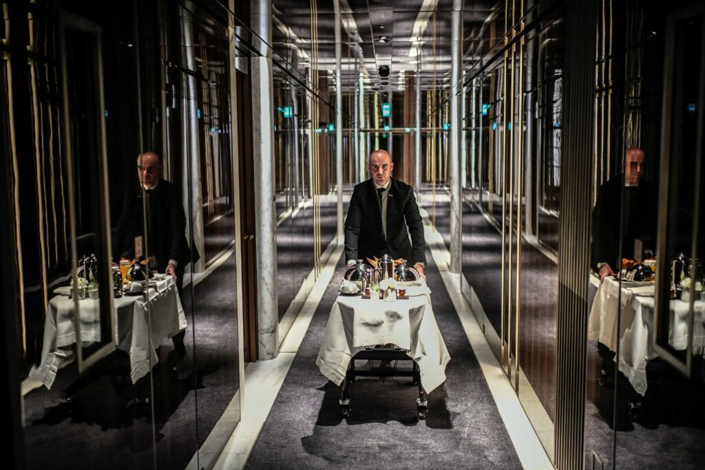 Un cameriere impegnato nel servizio in camera nello storico Hotel Lutetia di Parigi, Francia.