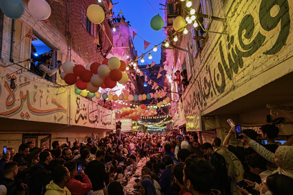 Le lunghe tavolate allestite al tramonto nelle strade del Cairo, in Egitto, per interrompere il digiuno del Ramadan.
