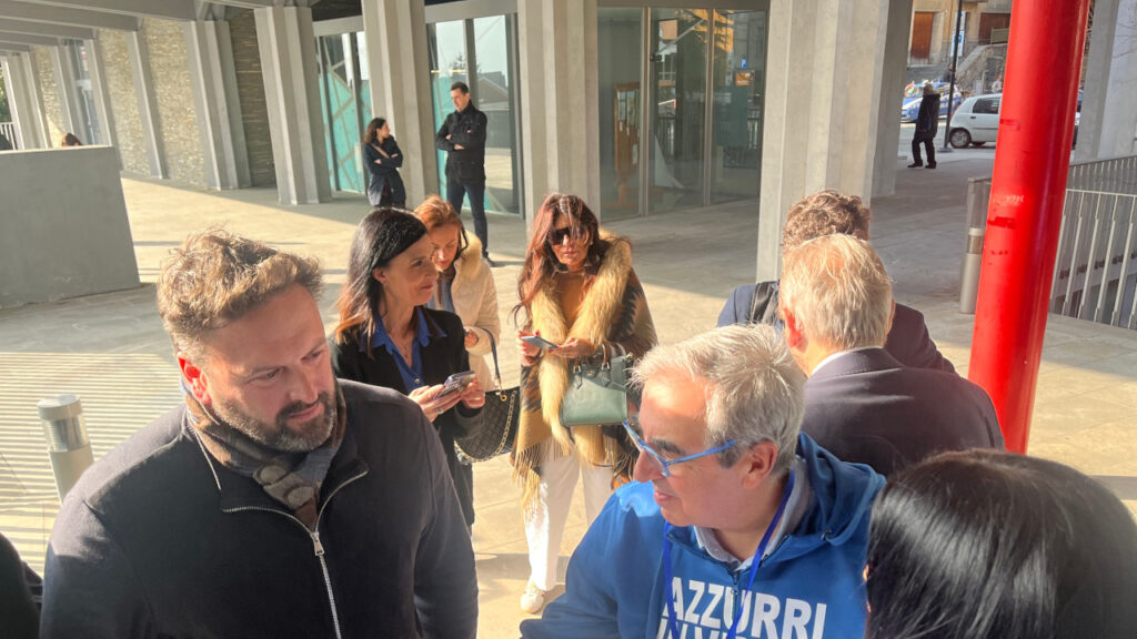 Maurizio Gasparri e Philippe Milleret arrivano insieme al Centro congressi di Saint-Vincent