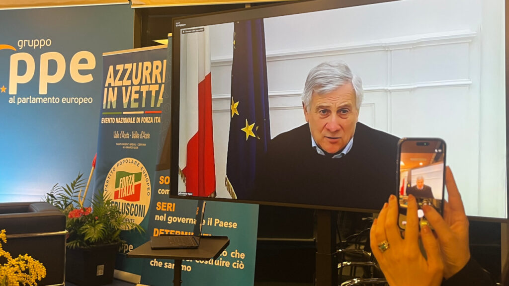 Il vice premier Antonio Tajani durante il suo intervento a Saint-Vincent dalla Farnesina