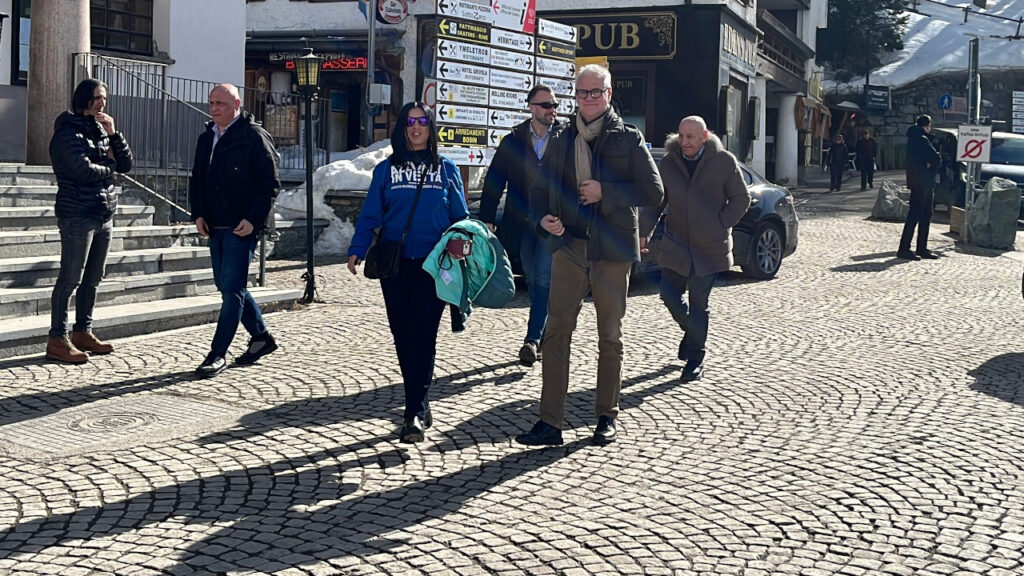 L'arrivo del ministro Paolo Zangrillo a Breuil-Cervinia insieme ad Emily Rini