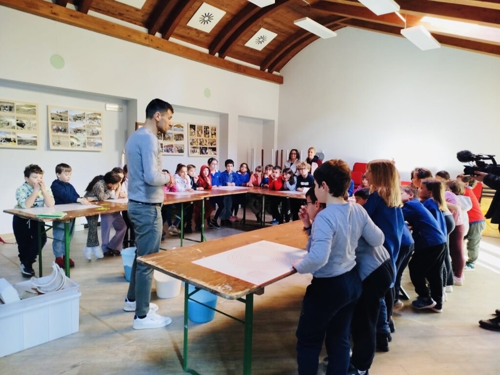 Bambini delle scuole di Charvensod al forno Comunale