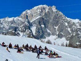 Dodici neo aspiranti maestri di snowboard