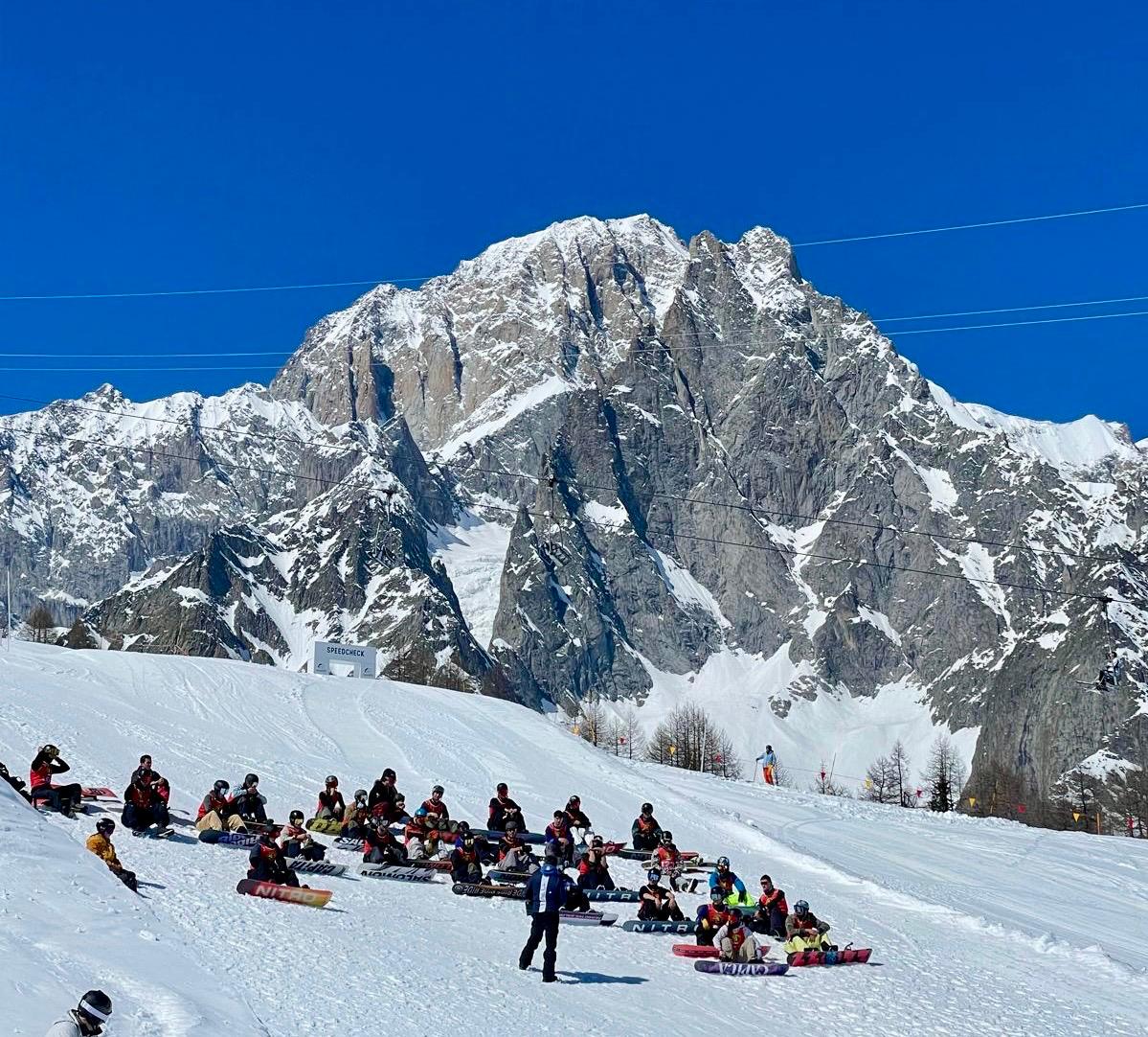 Dodici neo aspiranti maestri di snowboard