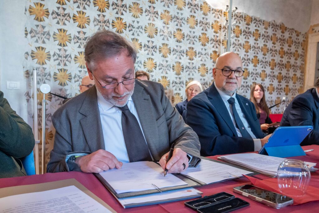 Roberto Sapia Chambre valdôtaine - Firma a Trento la nuova convenzione Alps Benchmarking