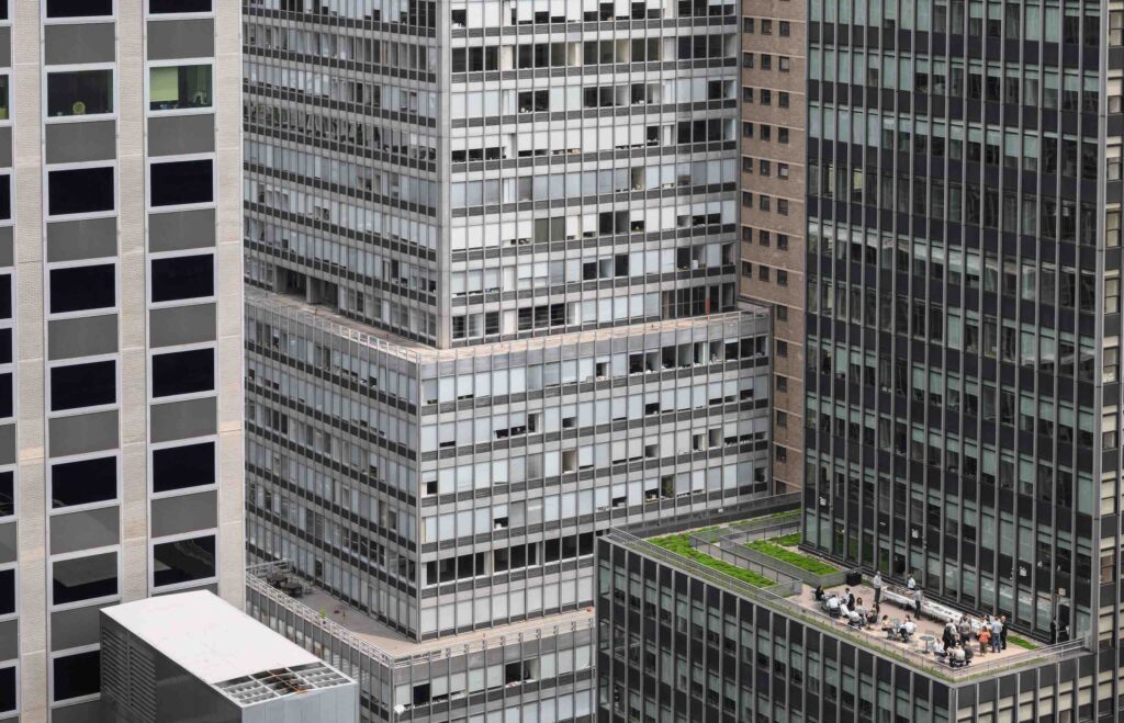 Pausa pranzo tra i grattacieli di Manhattan per un gruppo di impiegati a New York, USA.