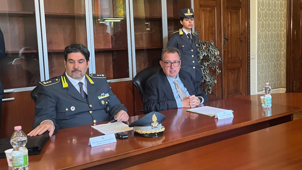 Il tenente colonnello Luca Bonatesta, comandante del Nucleo P.E.F. della Guardia di Finanza di Aosta e Quirino Lorelli, presidente della Procura regionale della Corte dei conti della Valle d'Aosta