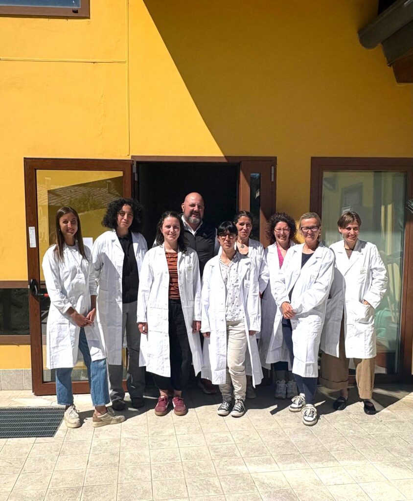 La Dott.ssa Obino, La Dott.ssa Beoni, L'assessore Marzi E Parte Dell'équipe Di Operatori Davanti All'ingresso Dell'ambulatorio Autismo Al Cea Di Gressan (2)