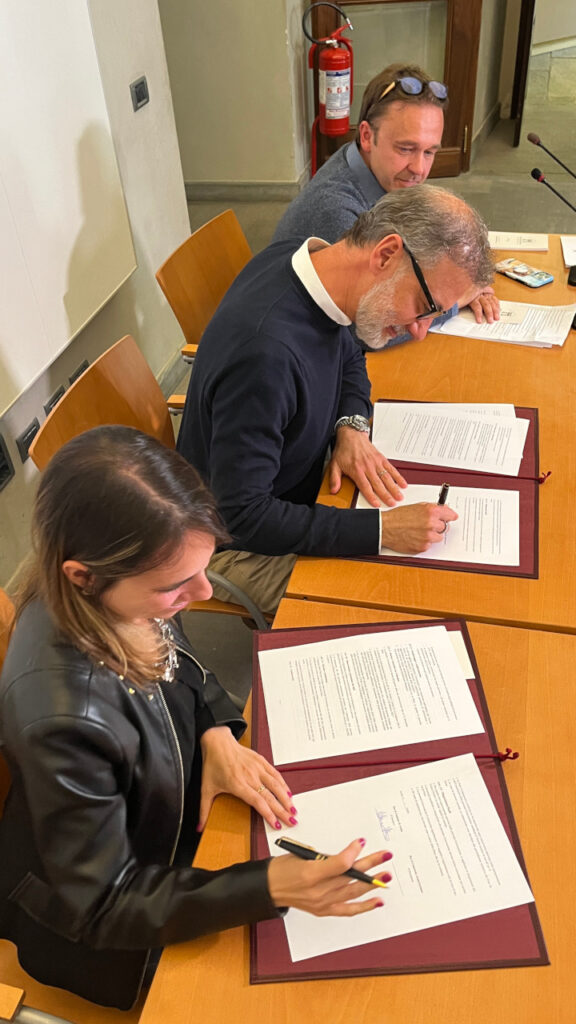 Alessandro Cavaliere e Valeria Fadda firmano l'accordo tra Comune di Aosta e Consorzio AostaTurismo