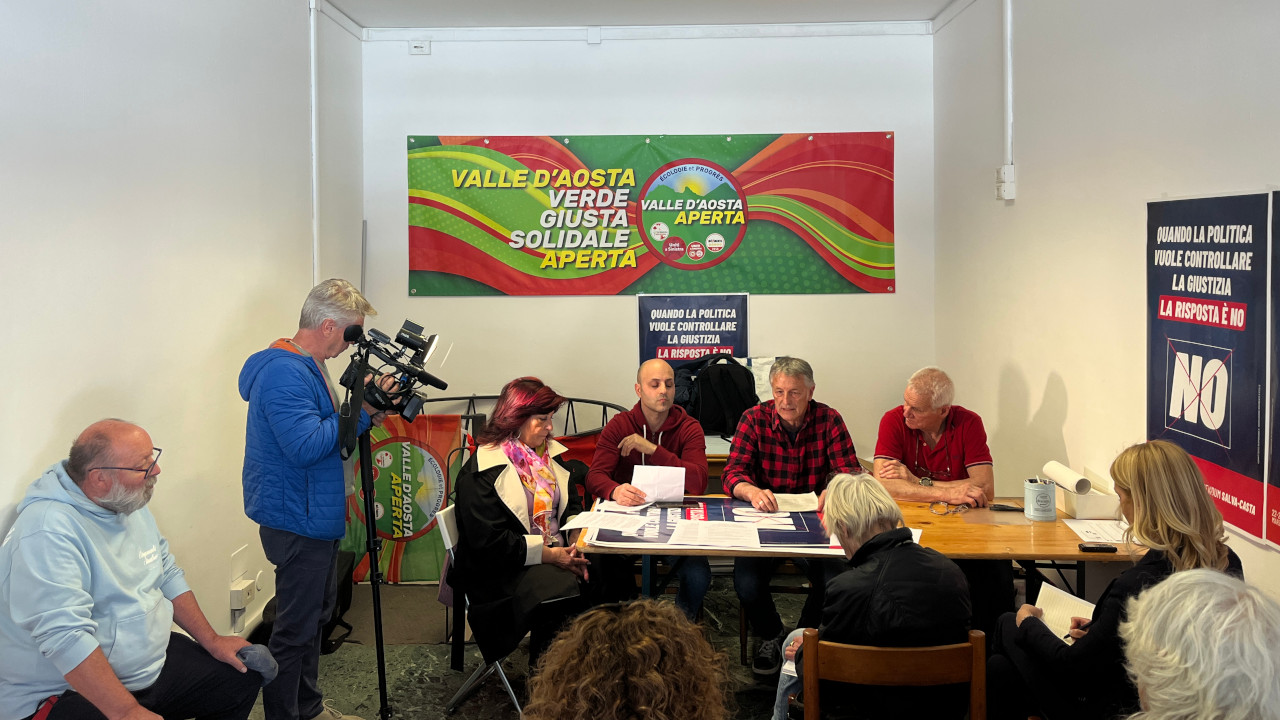 Una raccolta firme contro l’aumento delle indennità ad Aosta