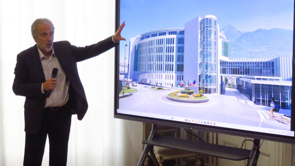 Fabio Fabiani, presidente SIV con il rendering del corpo K