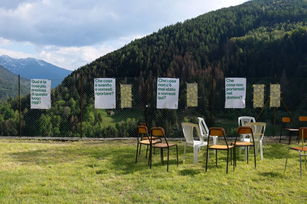 ArchAlp15 – Il Camposanto Vecc, luogo degli interventi, con veduta sul Corno Baitone. Monno, maggio 2023.
