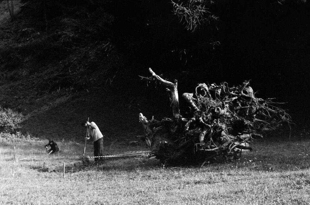 ArchAlp15 – Scavo della trincea che ha ospitato l’happening Il fuoco verrà e si impadronirà di tutte le cose. Ponte di Legno (BS), ottobre 2011 (foto Dragan Mihajlovic).