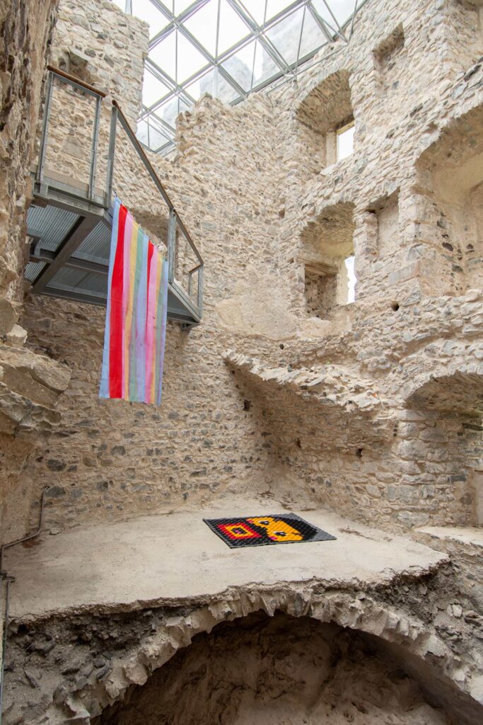 ArchAlp15 – Ivana Spinelli e Marcello Spada. Opere inserite nella mostra Castello a Orologeria Nuovo Ciclo (di Krebs), Castello di Andraz, 2023 (foto Teresa De Toni).