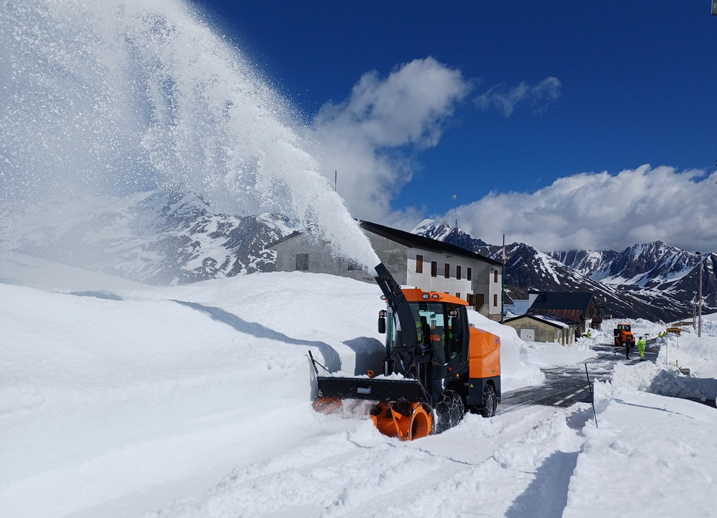 Anas Lo sgombero neve al Colle del Piccolo San Bernardo