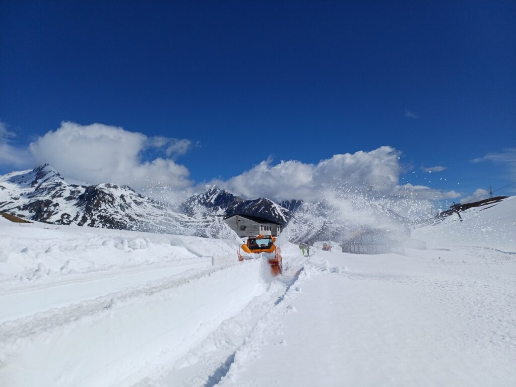 Lo sgombero neve al Colle del Piccolo San Bernardo