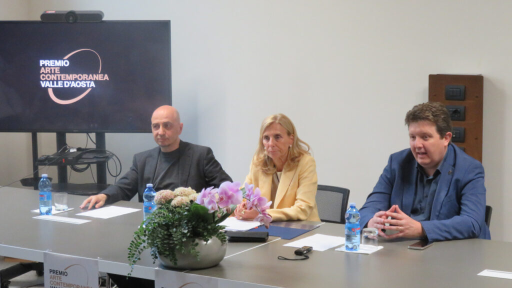Gianfranco Maraniello, Viviana Vallet e l'assessore Erik Lavevaz alla presentazione del Premio arte contemporanea Valle d’Aosta