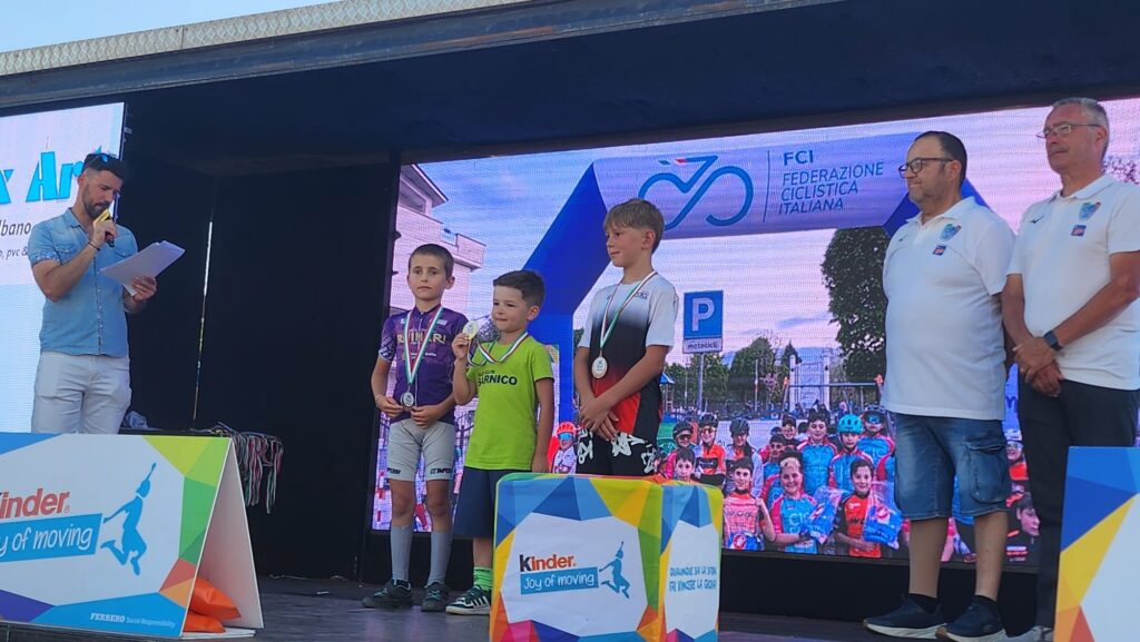 giovani atleti in gara durante un meeting nazionale di ciclismo giovanile