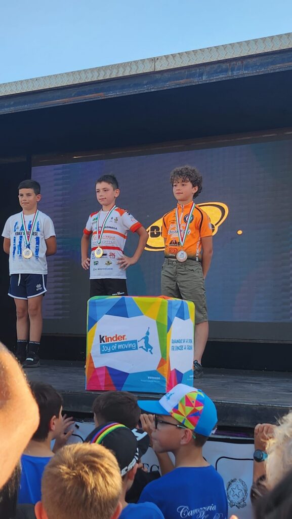 giovani atleti in gara durante un meeting nazionale di ciclismo giovanile
