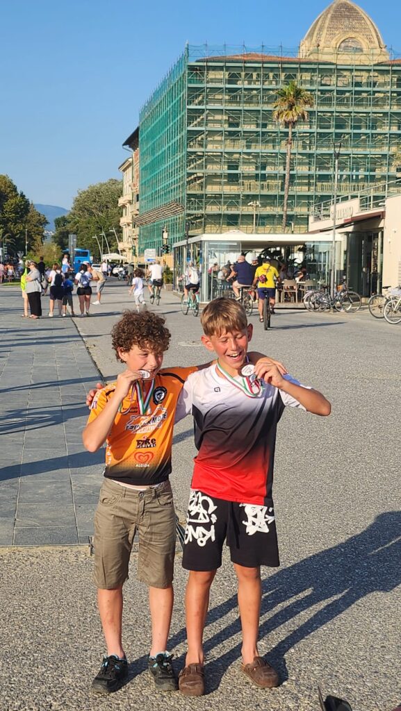 giovani atleti in gara durante un meeting nazionale di ciclismo giovanile