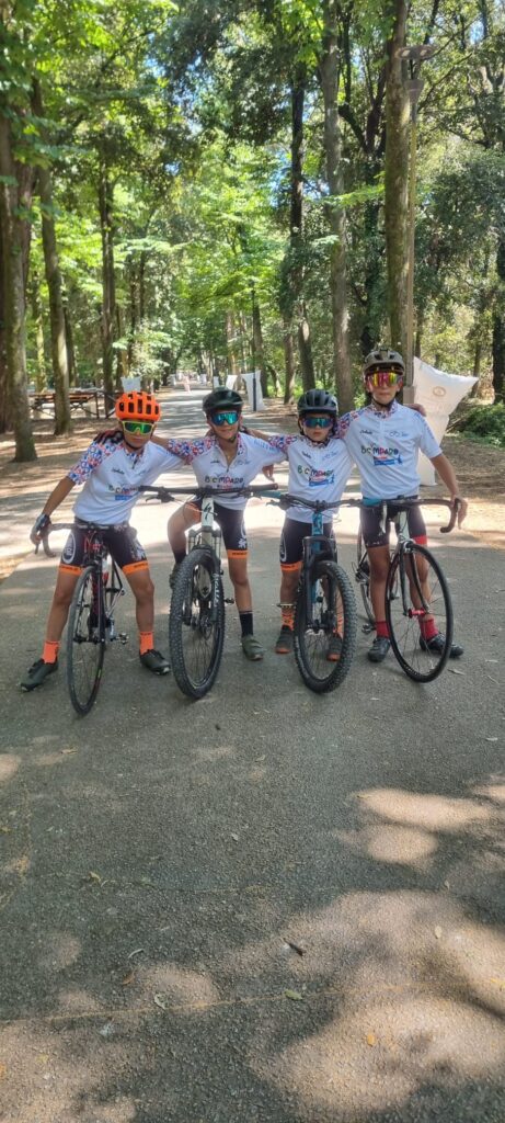 giovani atleti in gara durante un meeting nazionale di ciclismo giovanile