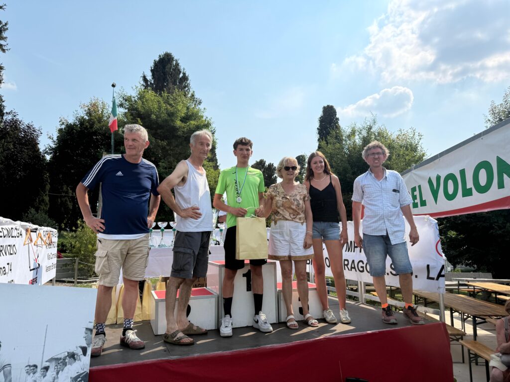Ciclisti in gara su strada